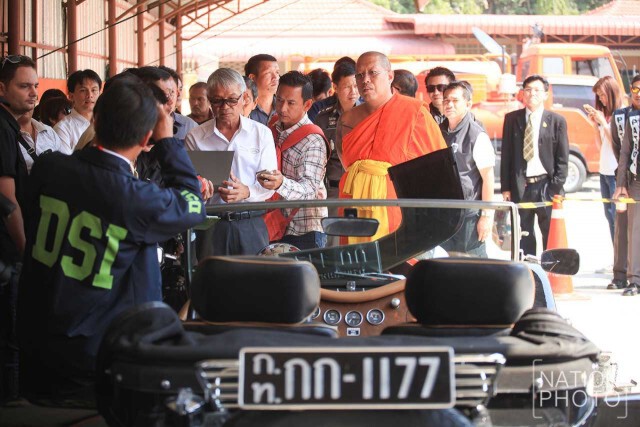 ภาพชุด : ดีเอสไอเข้าตรวจสอบรถ "หลวงพี่น้ำฝน"