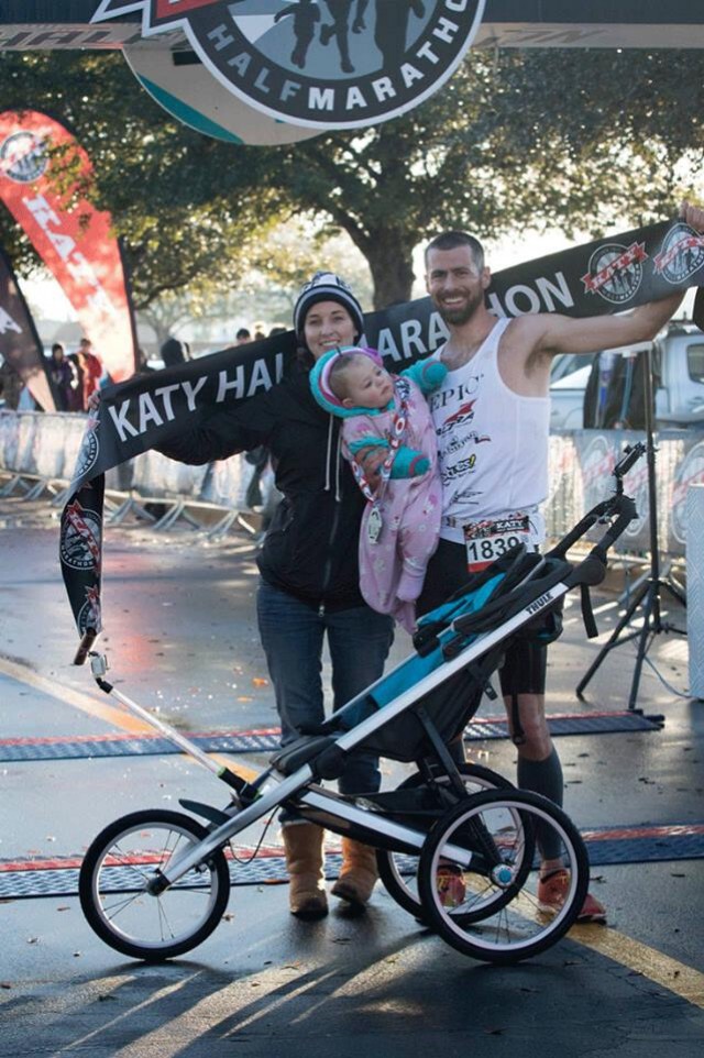 คุณพ่อสุดจี๊ด! วิ่งชนะ "ฮาล์ฟ มาราธอน" พร้อมกับลูกสาววัย 11 เดือน