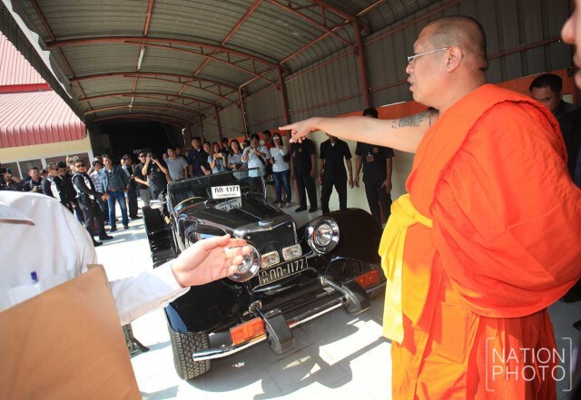 ภาพชุด : ดีเอสไอเข้าตรวจสอบรถ "หลวงพี่น้ำฝน"