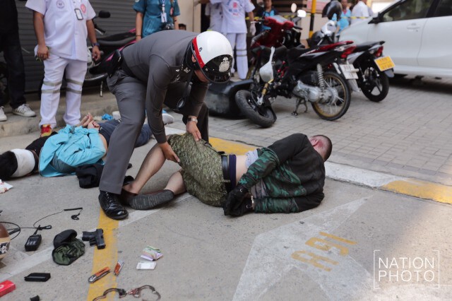 ภาพชุด  4 คนร้าย! บุกปล้นร้านขายปืนสามยอดพลาซ่า