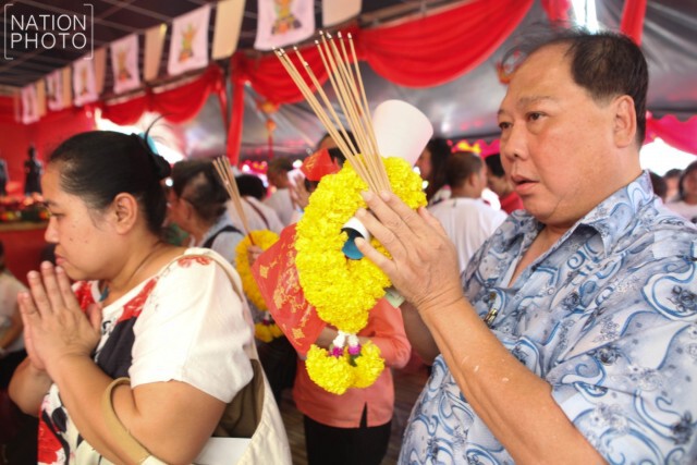คนแน่นวัดไตรมิตร ร่วมสวดนพเคราะห์บูชาดาวมฤตยู