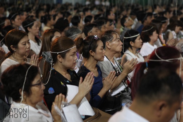 คนแน่นวัดไตรมิตร ร่วมสวดนพเคราะห์บูชาดาวมฤตยู