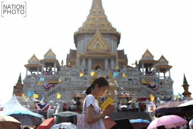 คนแน่นวัดไตรมิตร ร่วมสวดนพเคราะห์บูชาดาวมฤตยู