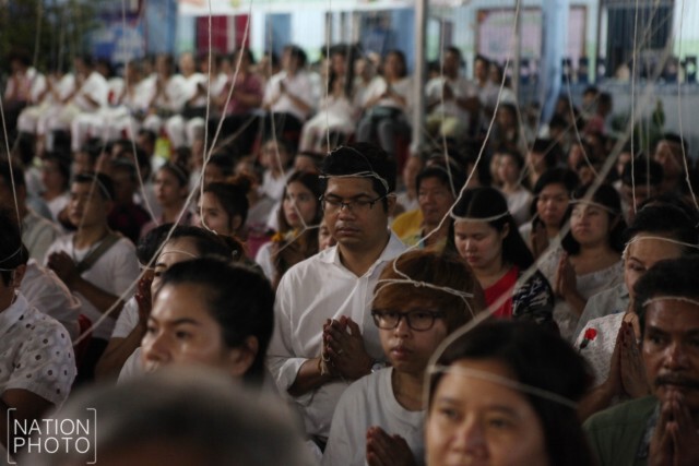 คนแน่นวัดไตรมิตร ร่วมสวดนพเคราะห์บูชาดาวมฤตยู