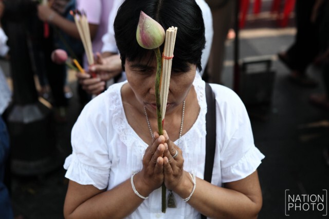คนแน่นวัดไตรมิตร ร่วมสวดนพเคราะห์บูชาดาวมฤตยู