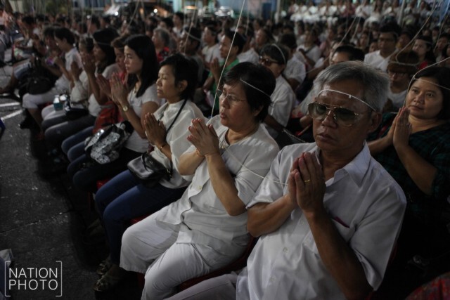 คนแน่นวัดไตรมิตร ร่วมสวดนพเคราะห์บูชาดาวมฤตยู