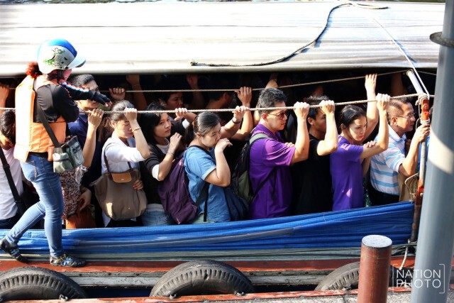 คนแน่น! เรือโดยสารคลองแสนแสบ  เรือใช้แก๊สหยุดวิ่ง 25 ลำ เหลือบริการ 45 ลำ