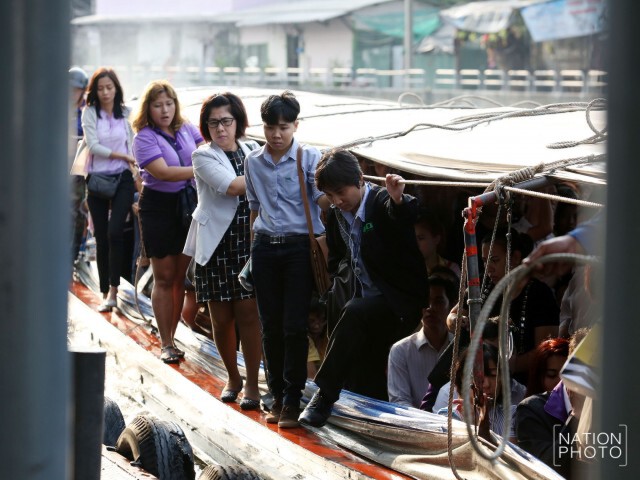 คนแน่น! เรือโดยสารคลองแสนแสบ  เรือใช้แก๊สหยุดวิ่ง 25 ลำ เหลือบริการ 45 ลำ