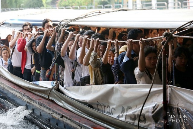 คนแน่น! เรือโดยสารคลองแสนแสบ  เรือใช้แก๊สหยุดวิ่ง 25 ลำ เหลือบริการ 45 ลำ
