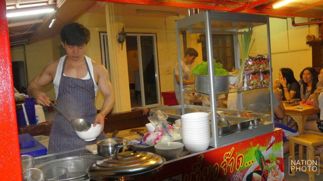แห่ชิม! หนุ่มนักเพาะกายเปิดร้านก๋วยเตี๋ยวรสแซ่บ