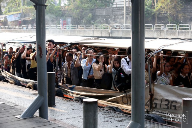 คนแน่น! เรือโดยสารคลองแสนแสบ  เรือใช้แก๊สหยุดวิ่ง 25 ลำ เหลือบริการ 45 ลำ
