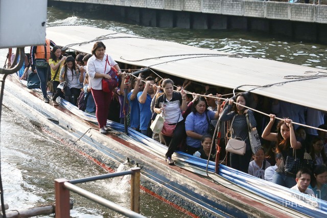 คนแน่น! เรือโดยสารคลองแสนแสบ  เรือใช้แก๊สหยุดวิ่ง 25 ลำ เหลือบริการ 45 ลำ
