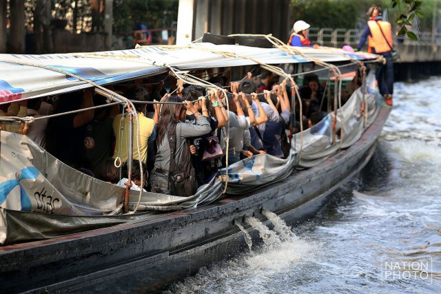 คนแน่น! เรือโดยสารคลองแสนแสบ  เรือใช้แก๊สหยุดวิ่ง 25 ลำ เหลือบริการ 45 ลำ