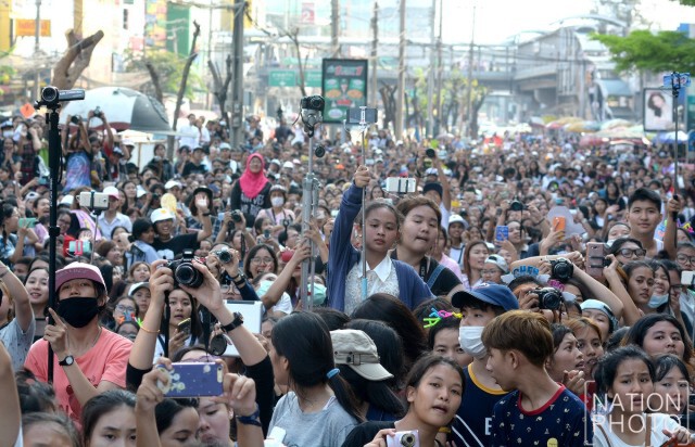 แฟนคลับกรี๊ดสนั่น "EXO แจกลายเซ็น"