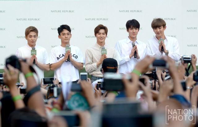 แฟนคลับกรี๊ดสนั่น "EXO แจกลายเซ็น"