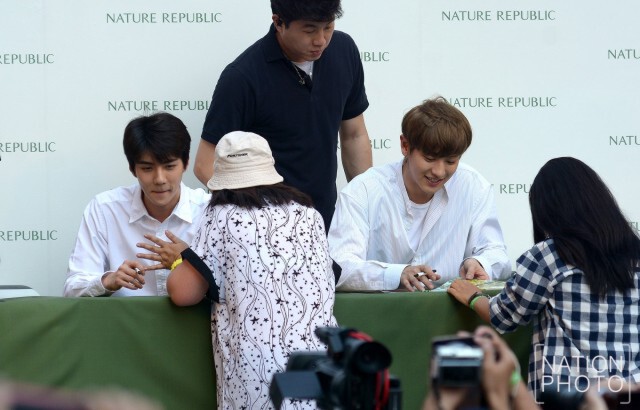 แฟนคลับกรี๊ดสนั่น "EXO แจกลายเซ็น"