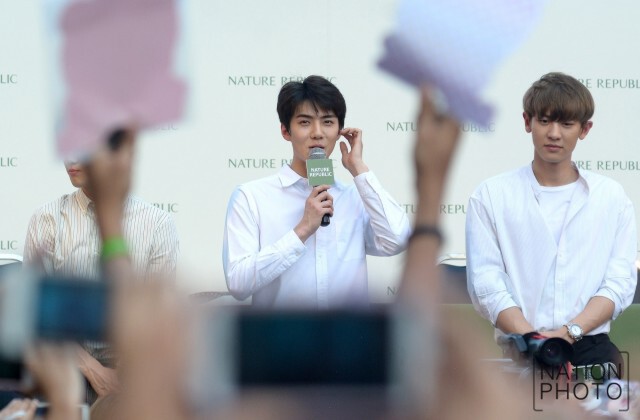 แฟนคลับกรี๊ดสนั่น "EXO แจกลายเซ็น"