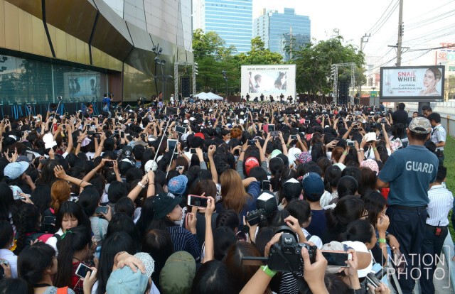 แฟนคลับกรี๊ดสนั่น "EXO แจกลายเซ็น"