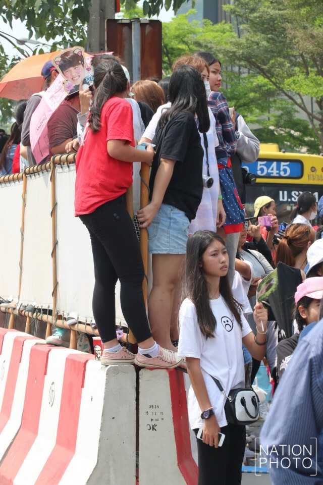 ภาพชุด2 ปักหลักแน่น! หน้าเซ็นทรัลลาดพร้าว แฟนคลับทะลักรับ  EXO