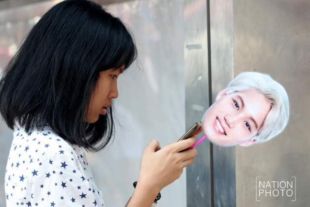คนต้องพร้อม พร็อพต้องแน่น!
แฟนคลับช้อปของที่ระลึก "EXO"