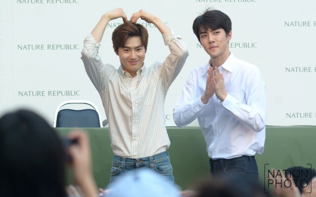 แฟนคลับกรี๊ดสนั่น "EXO แจกลายเซ็น"