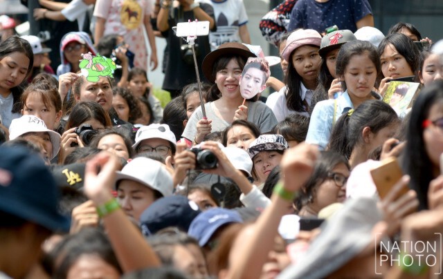 ปักหลักแน่น! หน้าเซ็นทรัลลาดพร้าว แฟนคลับทะลักรับ  EXO