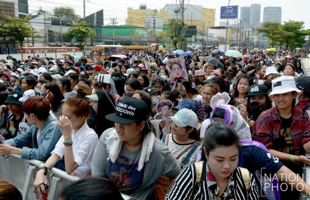 ปักหลักแน่น! หน้าเซ็นทรัลลาดพร้าว แฟนคลับทะลักรับ  EXO