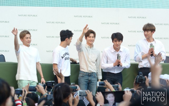 แฟนคลับกรี๊ดสนั่น "EXO แจกลายเซ็น"