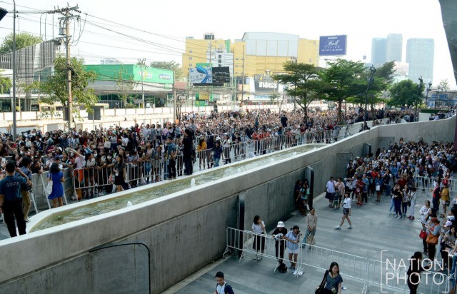 แฟนคลับกรี๊ดสนั่น "EXO แจกลายเซ็น"