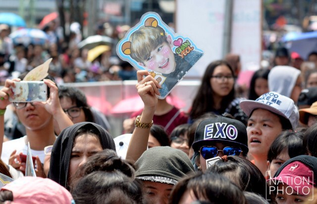 ปักหลักแน่น! หน้าเซ็นทรัลลาดพร้าว แฟนคลับทะลักรับ  EXO