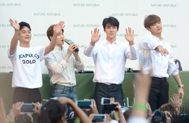 แฟนคลับกรี๊ดสนั่น "EXO แจกลายเซ็น"