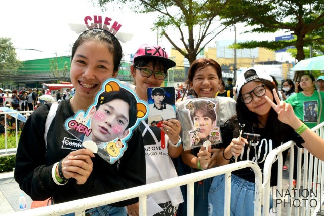 ปักหลักแน่น! หน้าเซ็นทรัลลาดพร้าว แฟนคลับทะลักรับ  EXO
