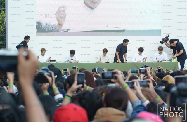 แฟนคลับกรี๊ดสนั่น "EXO แจกลายเซ็น"