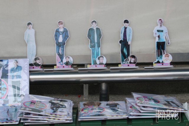 คนต้องพร้อม พร็อพต้องแน่น!
แฟนคลับช้อปของที่ระลึก "EXO"