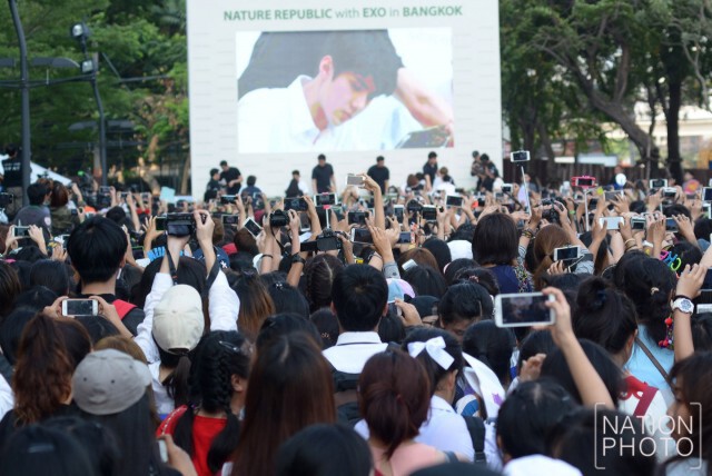 แฟนคลับกรี๊ดสนั่น "EXO แจกลายเซ็น"