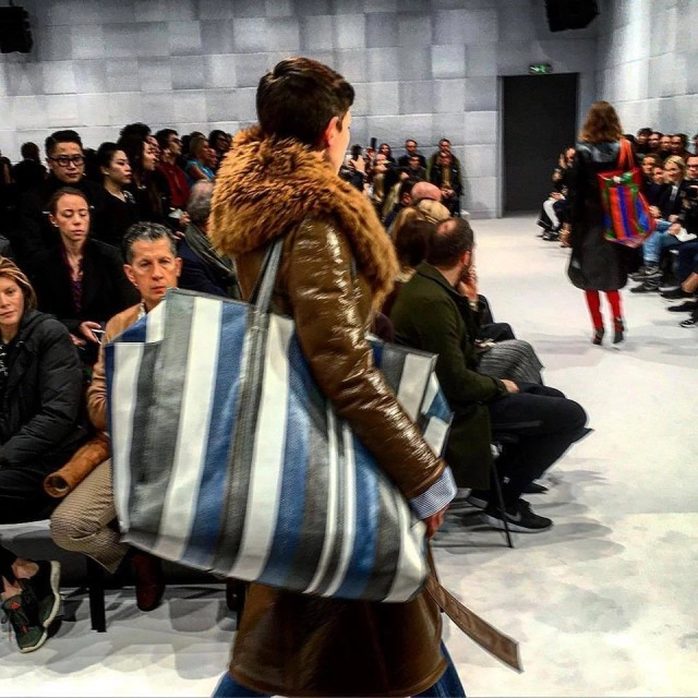 เผย "กระเป๋าสีรุ้ง”แบรนด์หรูระดับโลก ราคาเฉียดแสน!