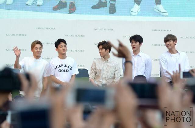 แฟนคลับกรี๊ดสนั่น "EXO แจกลายเซ็น"