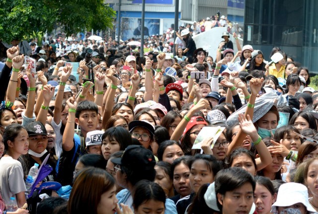 ปักหลักแน่น! หน้าเซ็นทรัลลาดพร้าว แฟนคลับทะลักรับ  EXO
