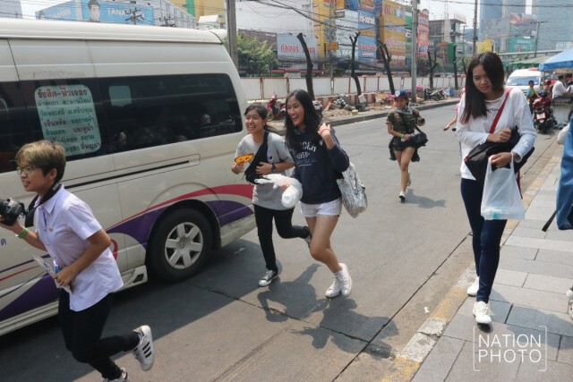 ภาพชุด2 ปักหลักแน่น! หน้าเซ็นทรัลลาดพร้าว แฟนคลับทะลักรับ  EXO