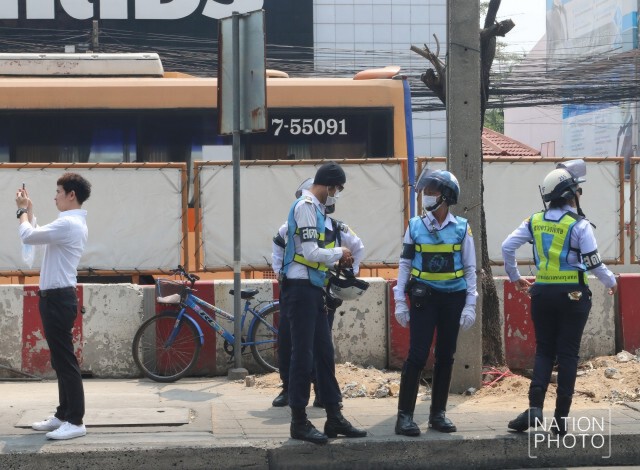 ภาพชุด2 ปักหลักแน่น! หน้าเซ็นทรัลลาดพร้าว แฟนคลับทะลักรับ  EXO