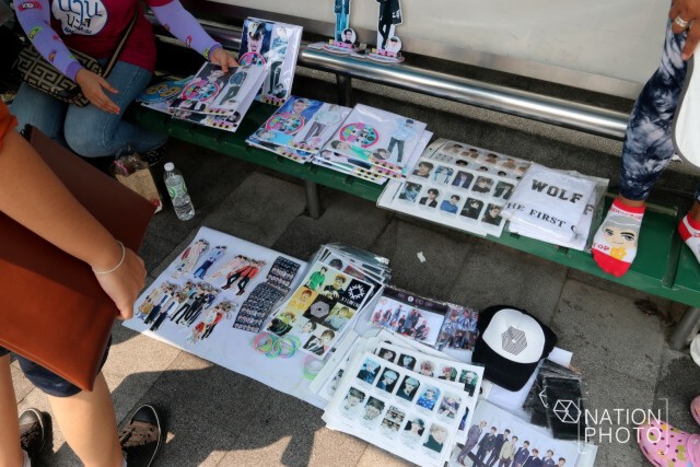 คนต้องพร้อม พร็อพต้องแน่น!
แฟนคลับช้อปของที่ระลึก "EXO"