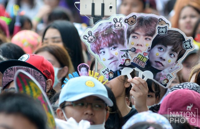 แฟนคลับกรี๊ดสนั่น "EXO แจกลายเซ็น"