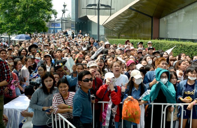 ปักหลักแน่น! หน้าเซ็นทรัลลาดพร้าว แฟนคลับทะลักรับ  EXO