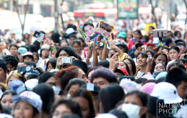 แฟนคลับกรี๊ดสนั่น "EXO แจกลายเซ็น"