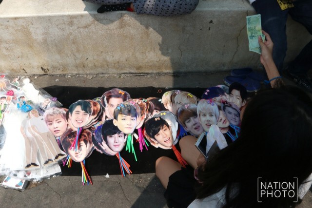 คนต้องพร้อม พร็อพต้องแน่น!
แฟนคลับช้อปของที่ระลึก "EXO"
