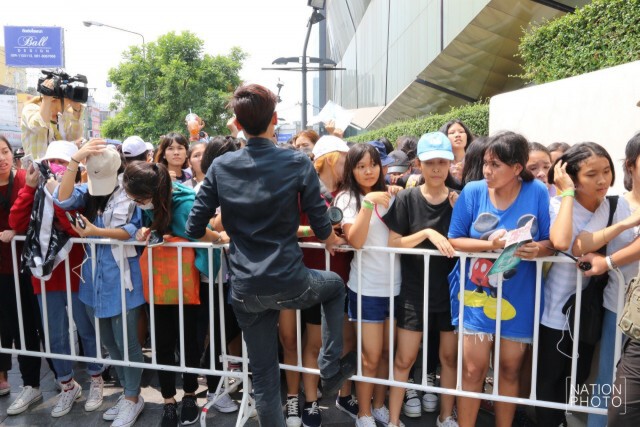 เป็นลม! ยังคงเฝ้ารอ พิสูจน์แฟนพันธุ์แท้ EXO