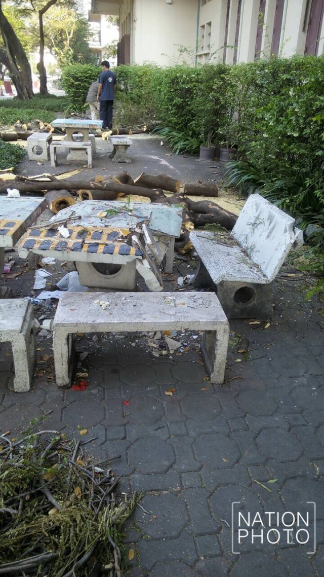 จุฬาฯ แถลง นิสิตปลอดภัยแล้วทั้ง7คน
ยันต้นหางนกยูงโค่นทับ เป็นเหตุสุดวิสัย