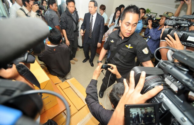 "ธาริต เพ็งดิษฐ์" ข้าราชการนักสนองหลากสีการเมือง