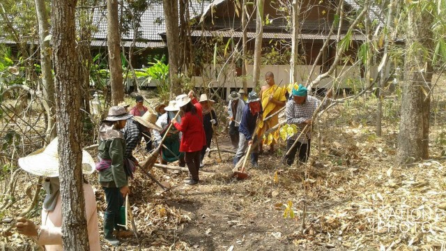 ชื่นชม พระจิตอาสาร่วมชาวบ้าน "ดับไฟป่า"