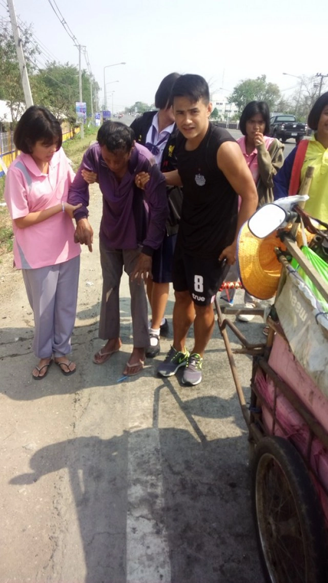 แห่ชื่นชม "สุเชาว์ นุชนุ่ม" ช่วยเหลือลุงเก็บขยะ เป็นลมข้างถนน